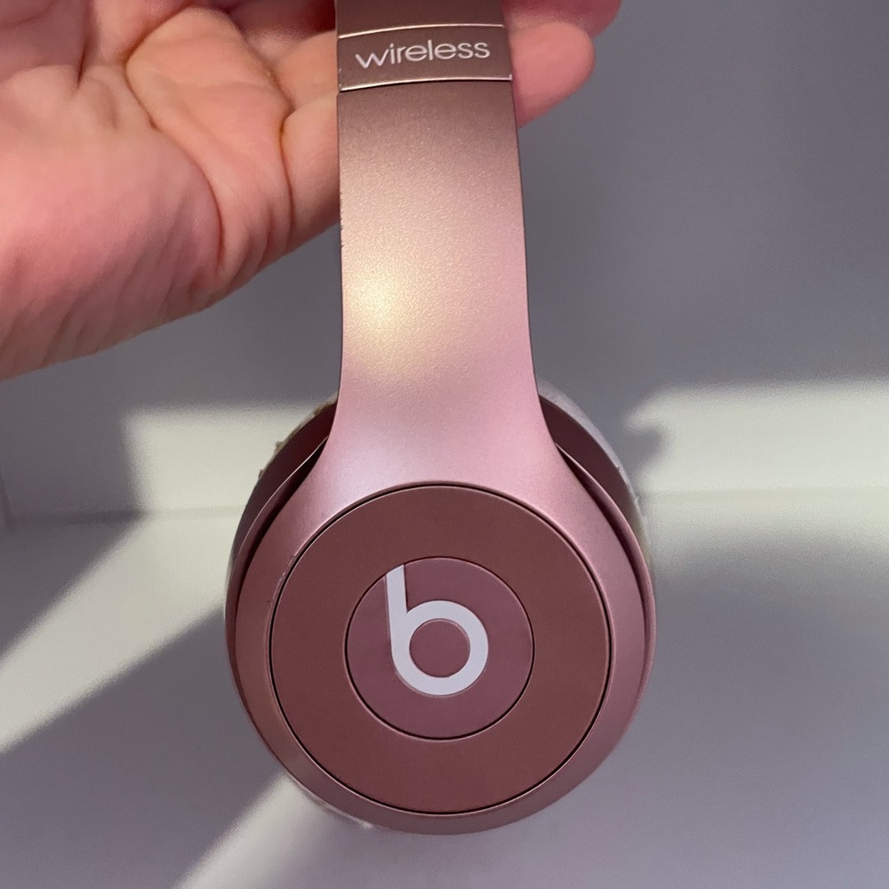 Rose Gold Beats. Used, with damage to the ear piece.